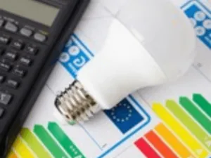 una lampadina su una tabella e una calcolatrice