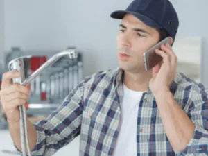un uomo cerca di riparare un lavandino