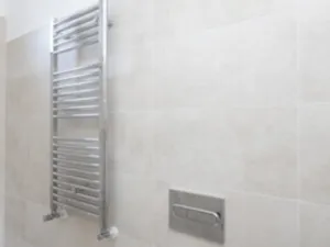 un elemento di termosifone in un'abitazione