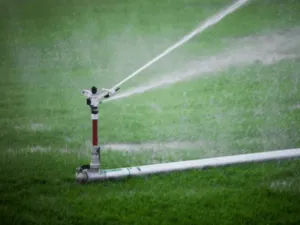 un impianto di irrigazione in un campo