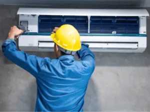 un addetto installa un condizionatore