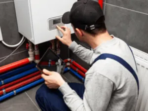 un addetto alla riparazione caldaie
