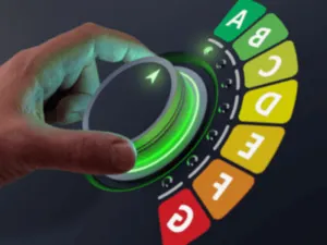 un indicatore di efficienza energetica dalla A alla G con una mano sulla manopola