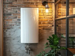 uno scaldabagno applicato in un bagno moderno con muro in mattoni e una pianta sulla destra