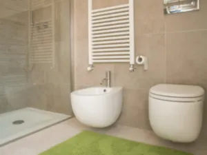 termosifoni nel bagno di un'abitazione